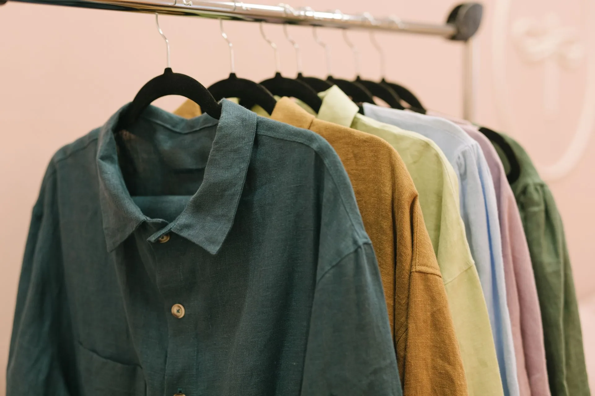 Những chiếc áo linen nhiều màu treo trên giá