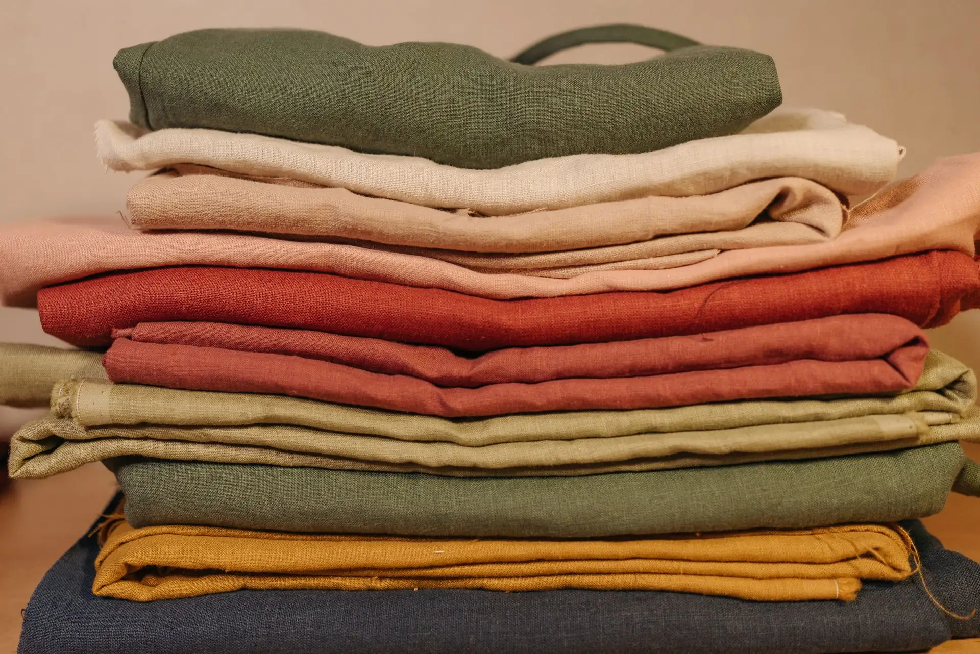 Những tấm vải linen nhiều màu xếp chồng lên nhau